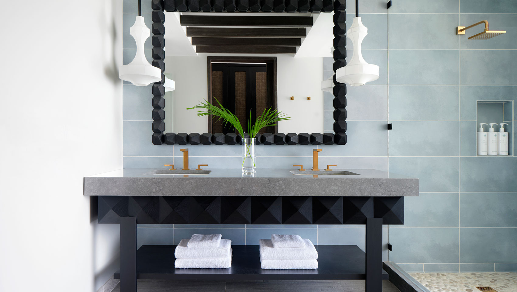 roatán guest bathroom