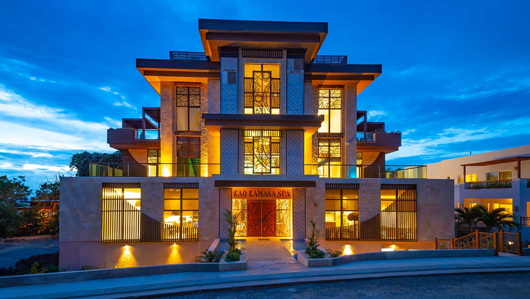 Exterior of Kao Kamasa Spa, evening