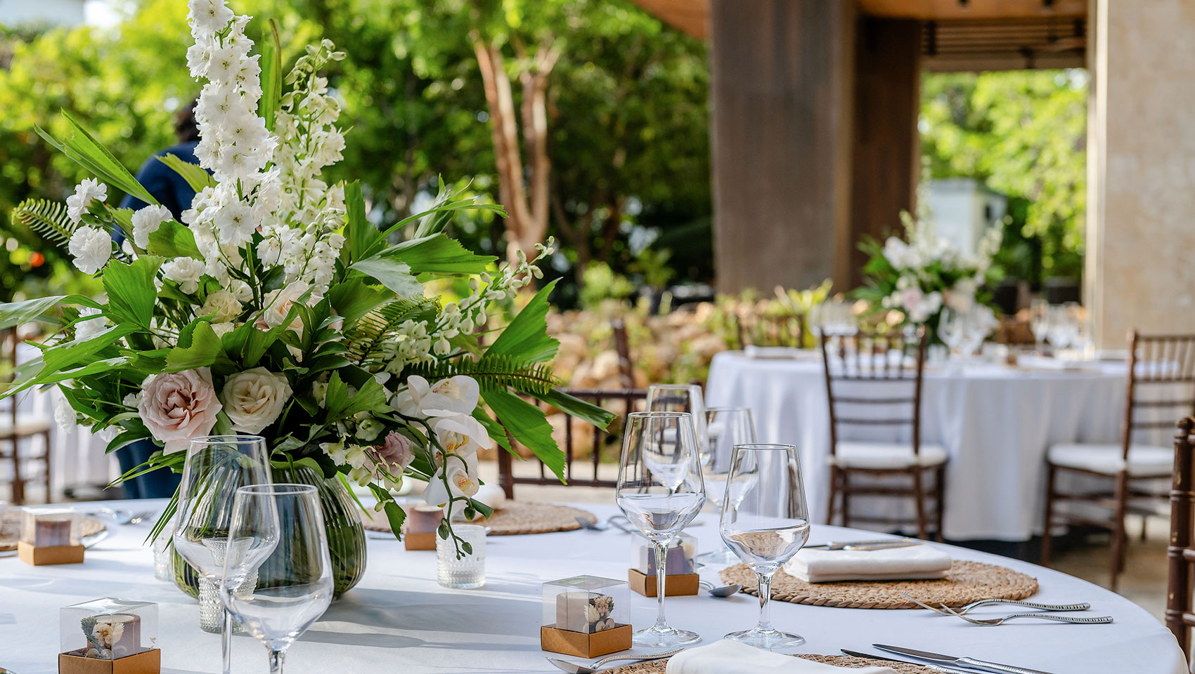 outdoor reception tablescape