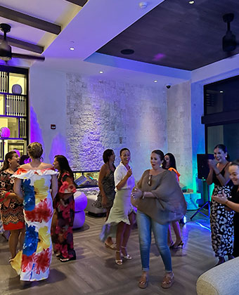 women dancing at Vos Café at Kimpton grand roatan